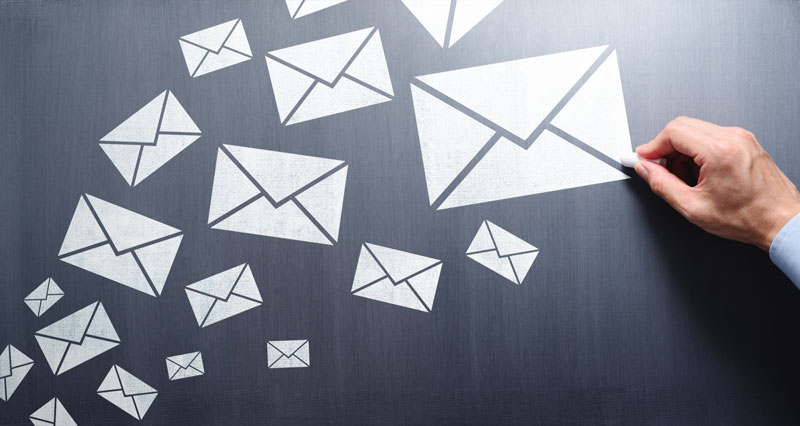 情報共有に活用しているメールが業務効率を下げている！？
